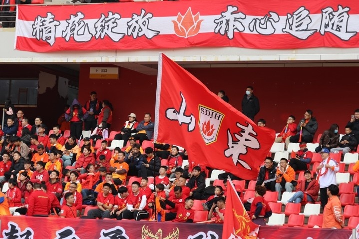 主場上萬名球迷的吶喊助威，給山東體彩女足征戰(zhàn)女超增添了能量與動(dòng)力
