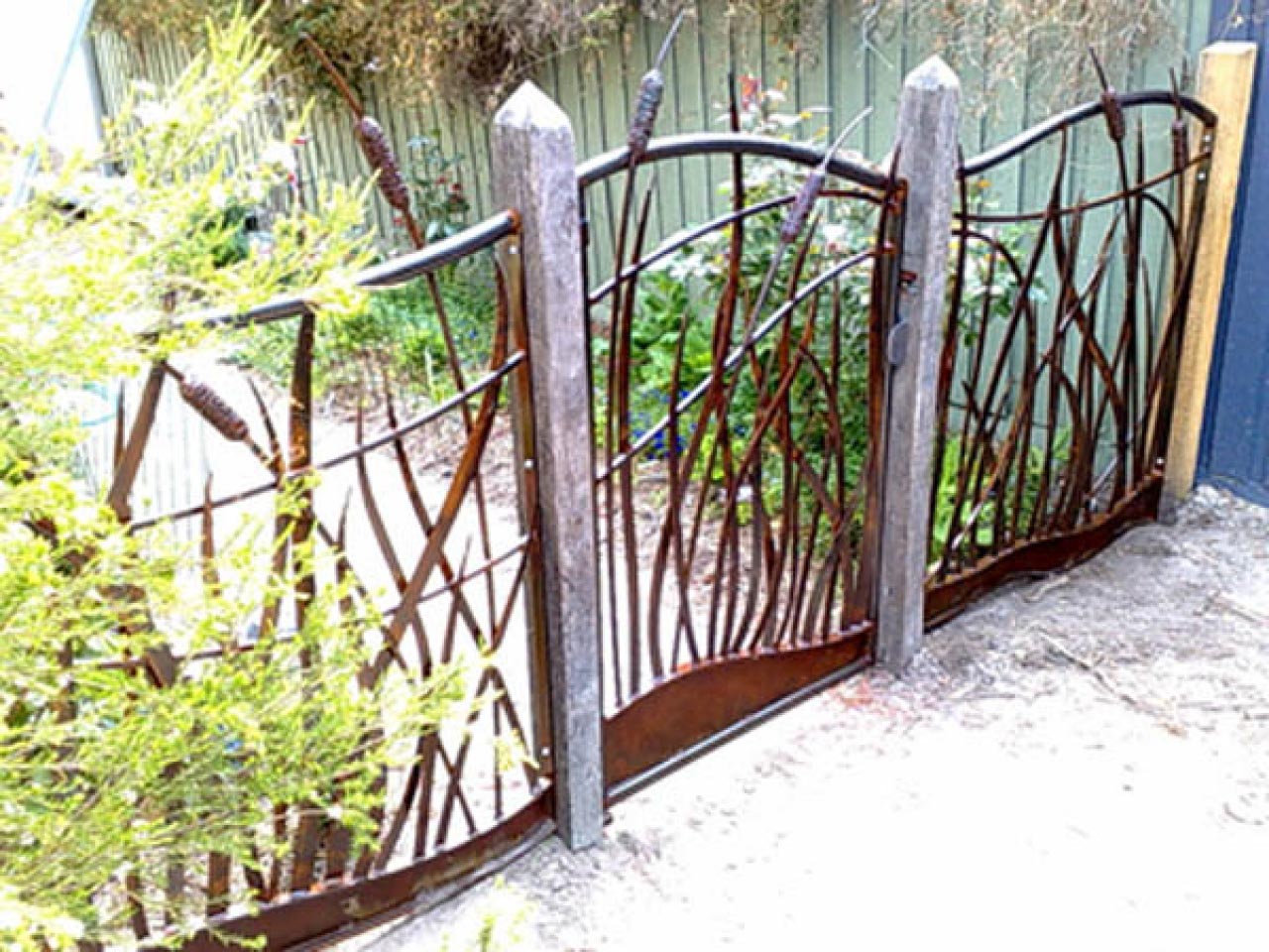 Make Your Lawn Well-Groomed With Metal Garden Fence | Garden Design Ideas